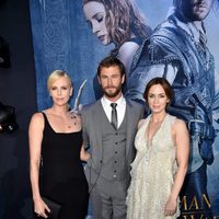 Charlize Theron, Chris Hemsworth y Emily Blunt en el estreno de 'Las crónicas de Blancanieves: El cazador y la reina del hielo' en Los Angeles