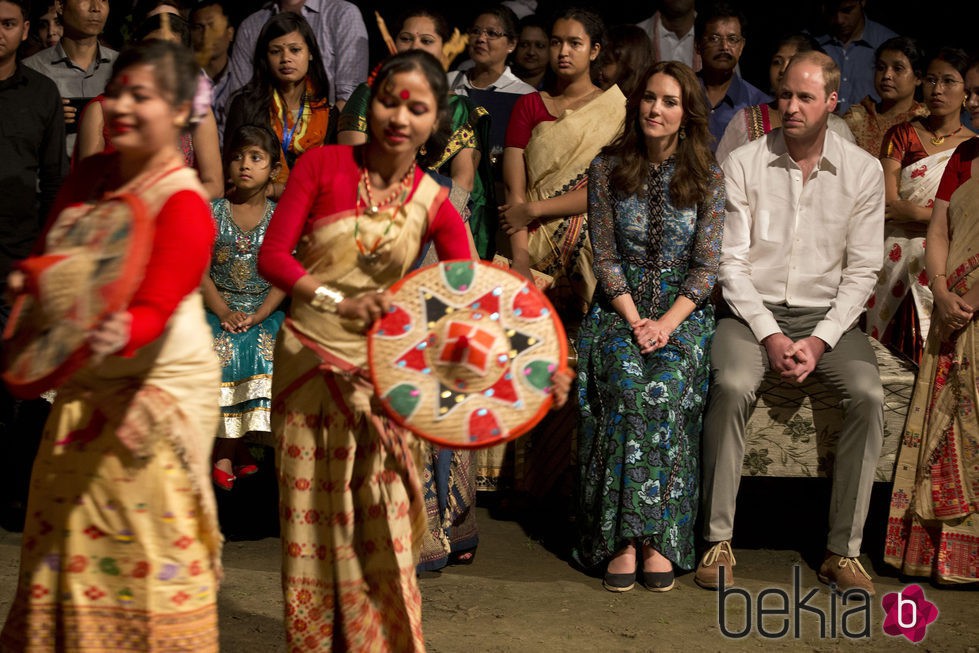 Los Duques de Cambridge asisten al Festival Bihu en su viaje a la India