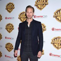 Alexander Skarsgard en la fiesta Warner en la CinemaCon 2016 en Las Vegas