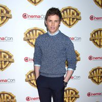 Eddie Redmayne en la fiesta Warner en la CinemaCon 2016 en Las Vegas