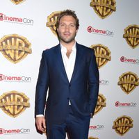 Jai Courtney en la fiesta Warner en la CinemaCon 2016 en Las Vegas