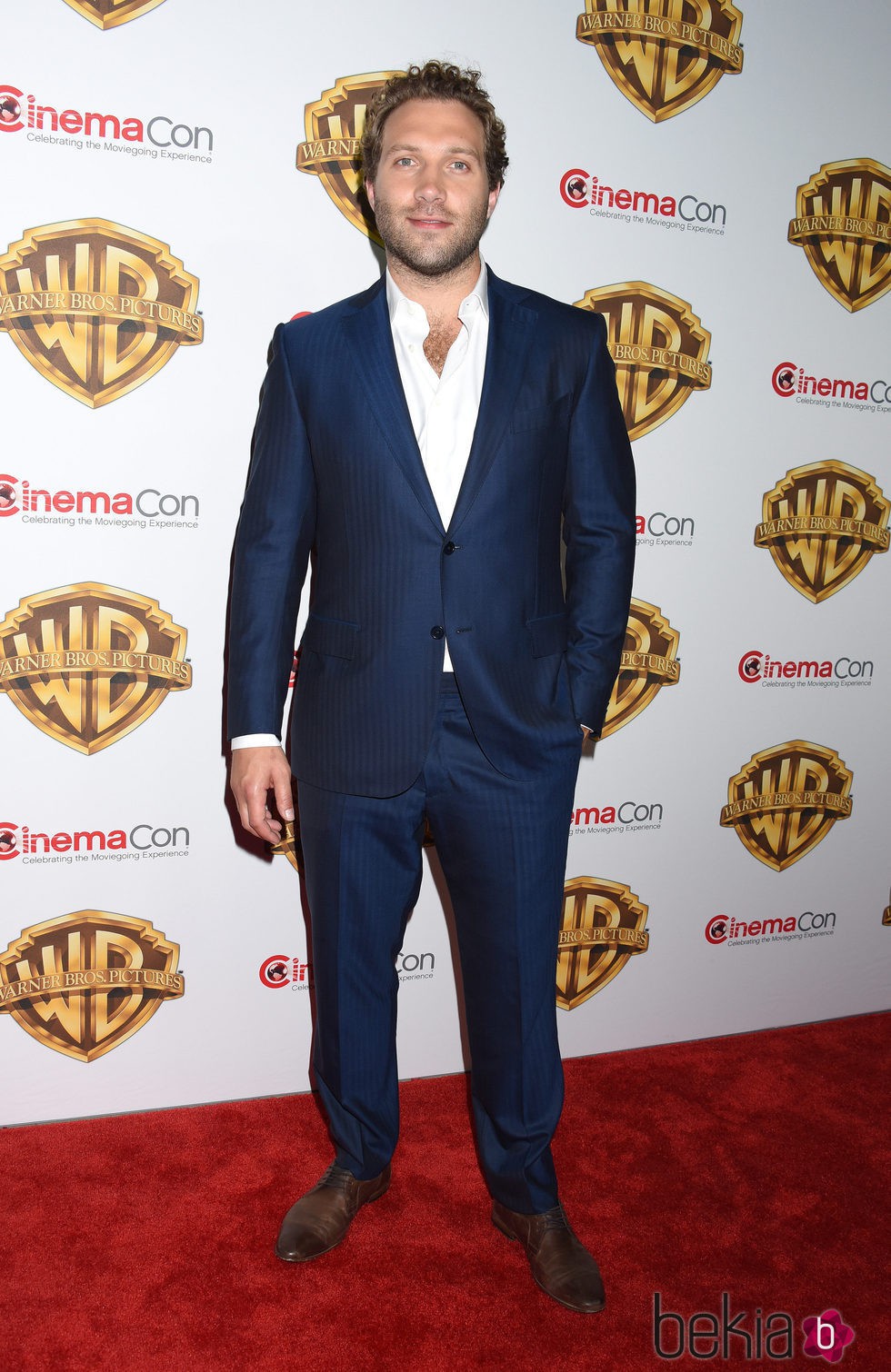 Jai Courtney en la fiesta Warner en la CinemaCon 2016 en Las Vegas