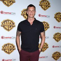 Joel Kinnaman en la fiesta Warner en la CinemaCon 2016 en Las Vegas