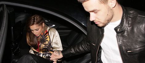 Liam Payne ayuda a Cheryl Cole a bajar del coche