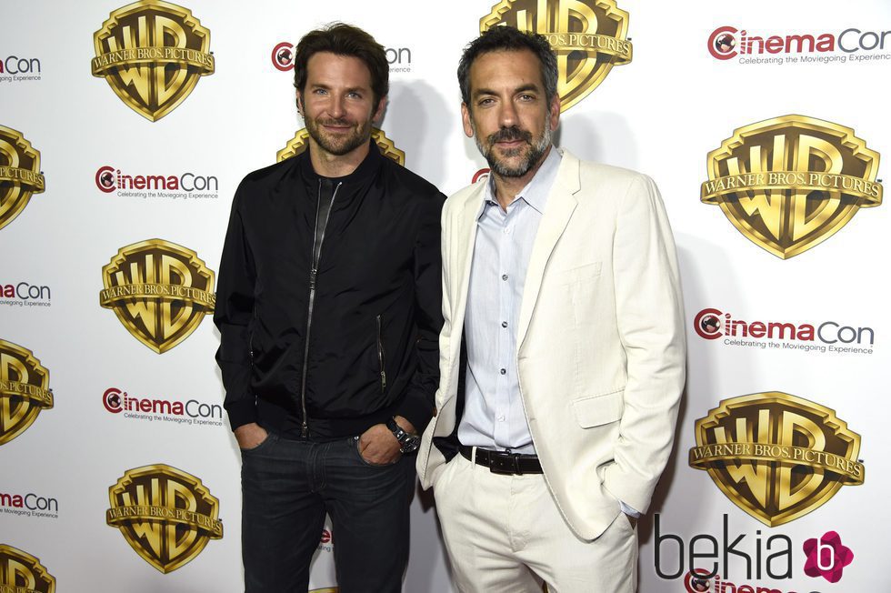 Bradley Cooper y Todd Phillips en la fiesta Warner en la CinemaCon 2016 en Las Vegas