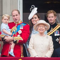 El Príncipe Jorge, los Duques de Cambridge, el  Principe Guillermo y Kate Middleton, la Reina Isabel II y el Principe Harry en el  Trooping the Colour 2015