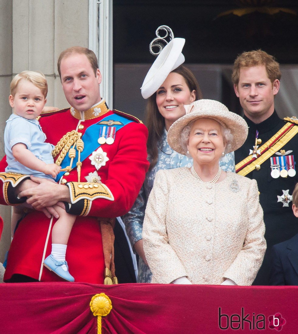 El Príncipe Jorge, los Duques de Cambridge, el  Principe Guillermo y Kate Middleton, la Reina Isabel II y el Principe Harry en el  Trooping the Colour 2015