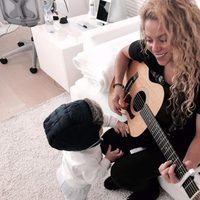 Shakira toca la guitarra ayudada por su hijo Sasha 