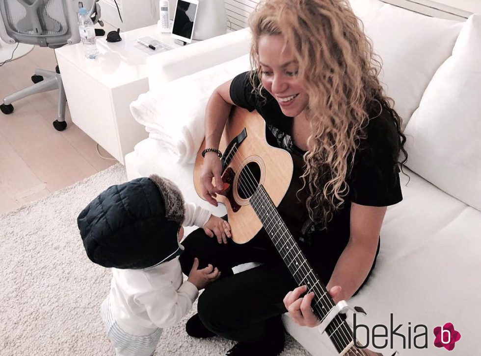 Shakira toca la guitarra ayudada por su hijo Sasha 