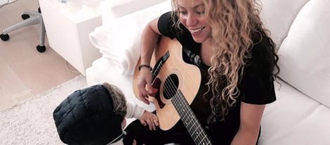 Shakira toca la guitarra ayudada por su hijo Sasha 