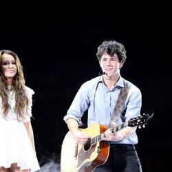 Miley Cyrus y Nick Jonas durante un concierto