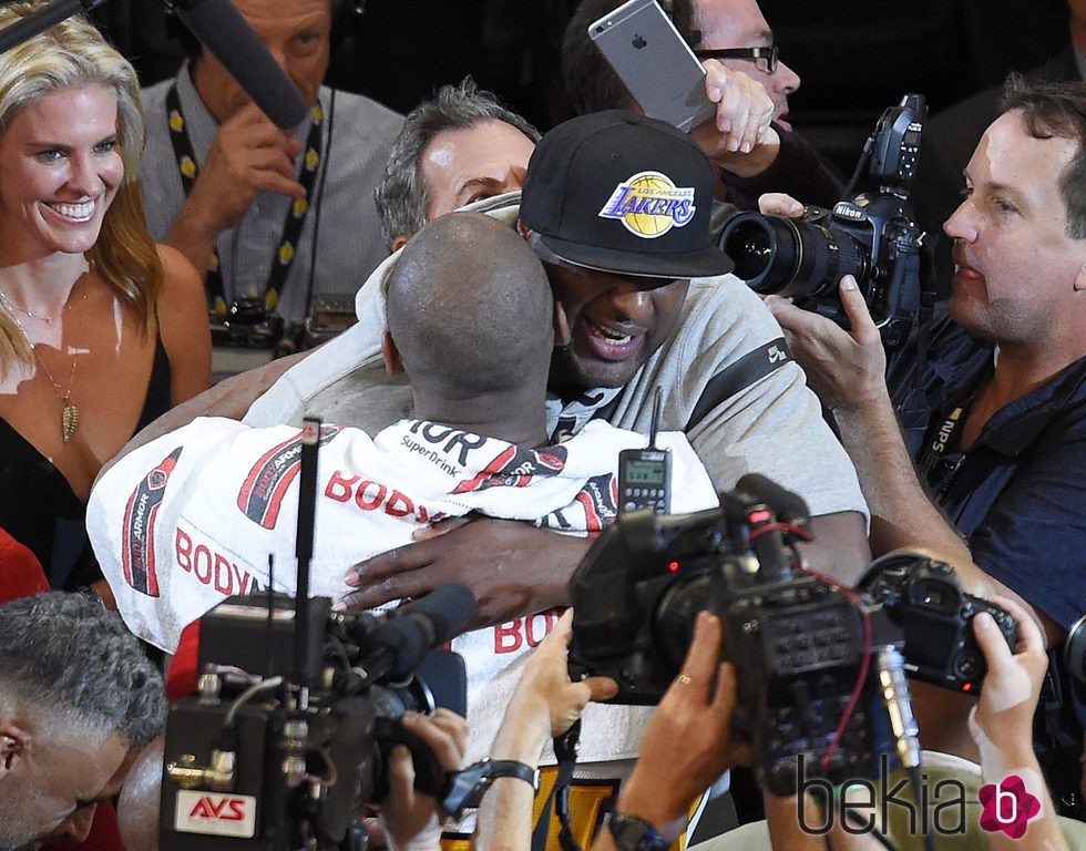 Lamar Odom abraza a Kobe Bryant en su  último partido en los Lakers