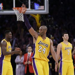 Kobe Bryant juega su último partido en los Lakers