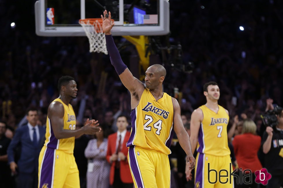 Kobe Bryant juega su último partido en los Lakers