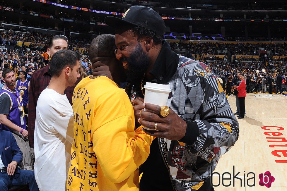 Kanye West abraza a Baron Davis en el último partido de Kobe Bryant en los Lakers