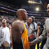 Bryan Cook abraza a Kobe Bryant en su último partido en los Lakers