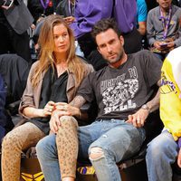 Adam Levine acude al último partido de Kobe Bryant en los Lakers