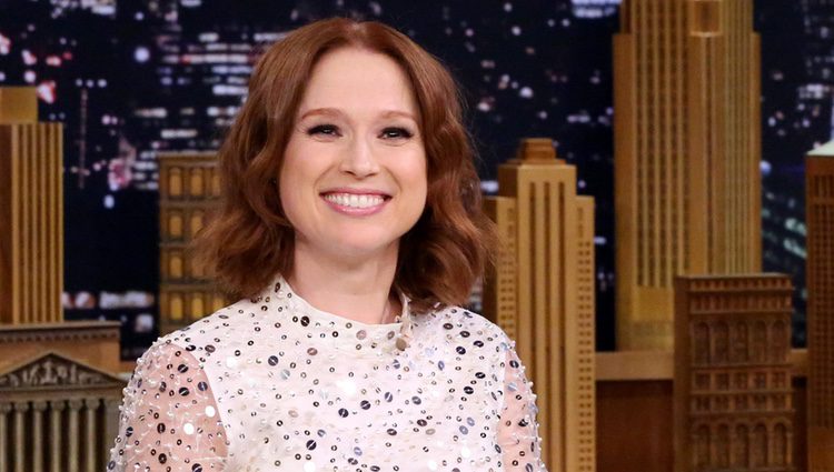 Ellie Kemper durante el show 'The Tonight Show Starring Jimmy Fallon'