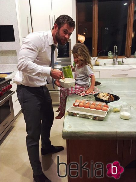 Chris Hemsworth haciéndole la cena a su hija India Rose 