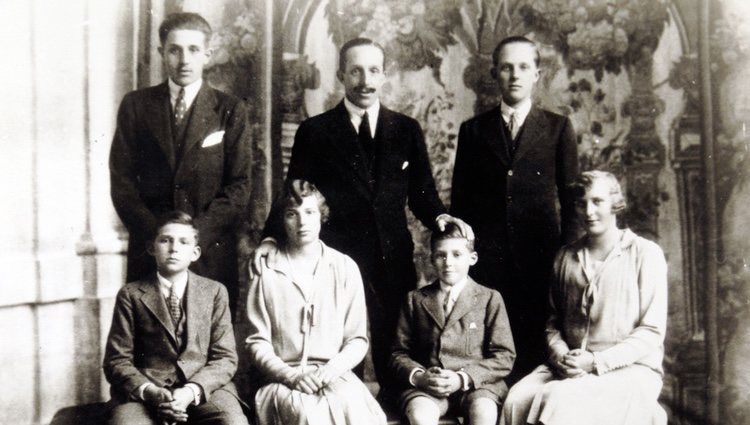 El Rey Alfonso XIII  con sus 6 hijos