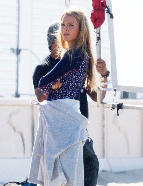 Blake Lively luciendo tripita en el rodaje de 'The Shallows'