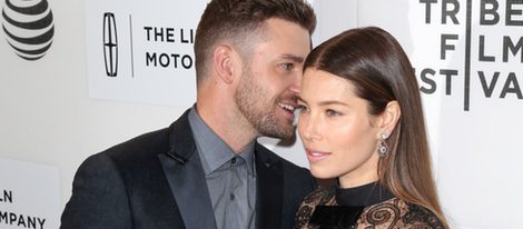 Justin Timberlake y Jessica Biel en actitud cariñosa