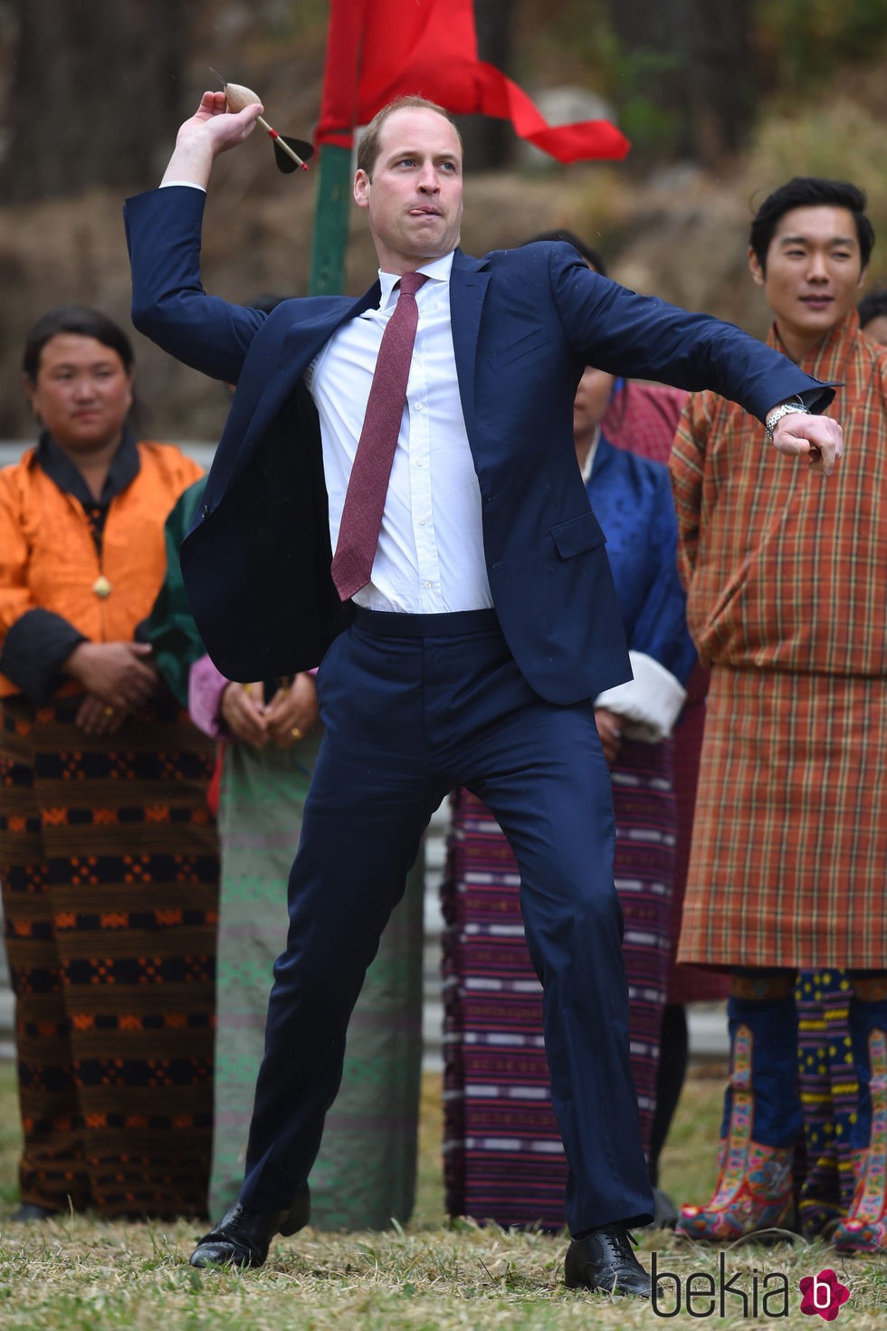 El Príncipe Guillermo tirando un dardo durante su visita oficial a Bhutan