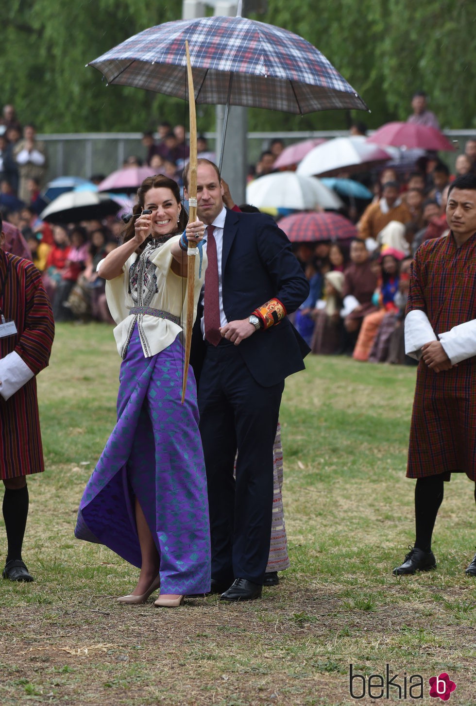 Kate Middleton practicando tiro con arco en Bhutan