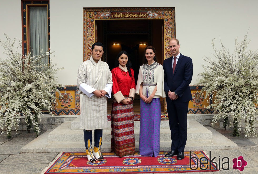 Los Duques de Cambridge con los Reyes de Bhutan