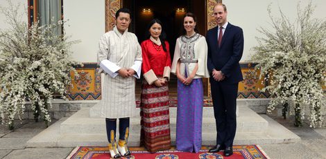 Los Duques de Cambridge con los Reyes de Bhutan