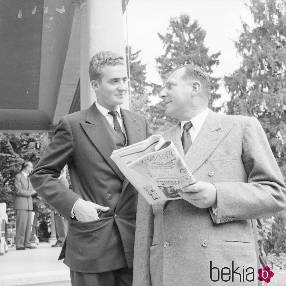 Un joven Rey Juan Carlos con el Conde de Barcelona