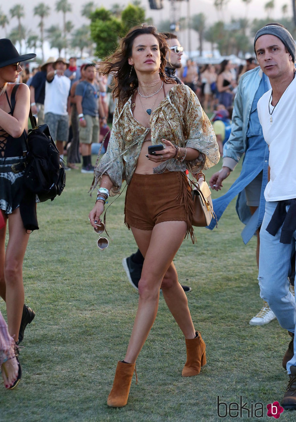 Alessandra Ambrosio paseando por el recinto del festival de Coachella 2016