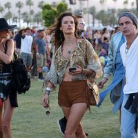 Alessandra Ambrosio paseando por el recinto del festival de Coachella 2016