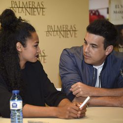 Berta Vázquez y Mario Casas mirándose enamorados durante la firma del DVD 'Palmeras en la Nieve'