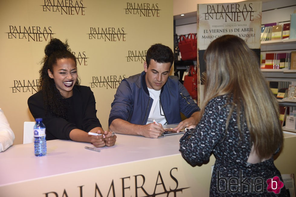 Berta Vázquez muy sonriente junto a Mario Casas  en la firma del DVD 'Palmeras en la Nieve'