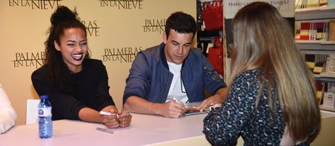 Berta Vázquez muy sonriente junto a Mario Casas  en la firma del DVD 'Palmeras en la Nieve'