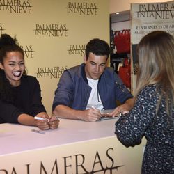 Berta Vázquez muy sonriente junto a Mario Casas  en la firma del DVD 'Palmeras en la Nieve'