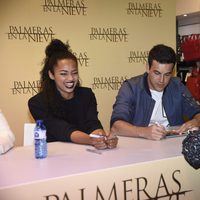 Berta Vázquez muy sonriente junto a Mario Casas  en la firma del DVD 'Palmeras en la Nieve'