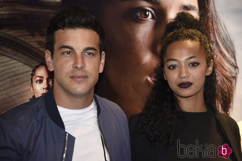 Berta Vázquez y Mario Casas en la firma de DVDs de 'Palmeras en la Nieve'