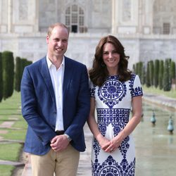 Los Duques de Cambridge posando delante del Taj Mahal durante su visita a India