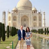 Los Duques de Cambridge delante del Taj Mahal durante su visita a India