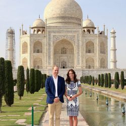 Los Duques de Cambridge delante del Taj Mahal durante su visita a India