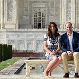 Los Duques de Cambridge sentados en un banco delante del Taj Mahal durante su visita a India