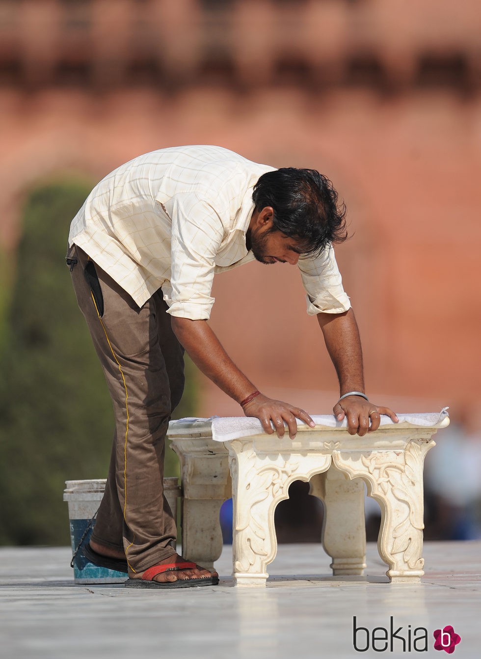 Operario limpiando el banco del Taj Mahal para que se sentaran los Duques de Cambridge