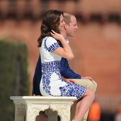 Kate Middleton y Guillermo de Inglaterra sentados en el banco del Taj Mahal durante su visita a India