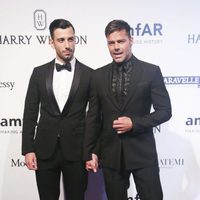 Ricky Martin y su novio Jwan Yosef cogidos de la mano en la Gala amfAR 2016 de Sao Paulo