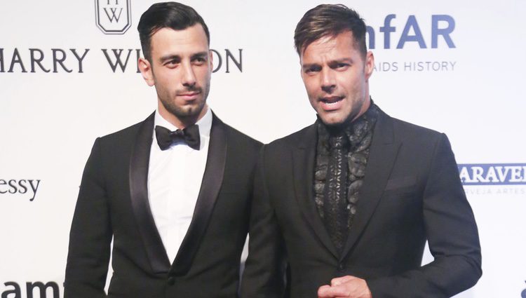 Ricky Martin y su novio Jwan Yosef cogidos de la mano en la Gala amfAR 2016 de Sao Paulo