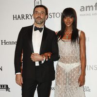 Naomi Campbell y Riccardo Tisci en la Gala amfAR 2016 de Sao Paulo