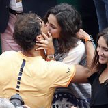 Rafa Nadal besando a su novia Xisca Perelló tras ganar el Masters 1000 Montecarlo 2016