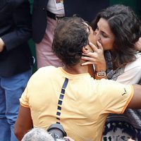 Rafa Nadal besando a su novia Xisca Perelló tras ganar el Masters 1000 Montecarlo 2016